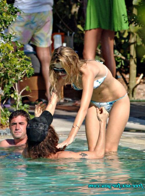 16P Mischa Barton tit slip and bikini posing paparazzi pictures