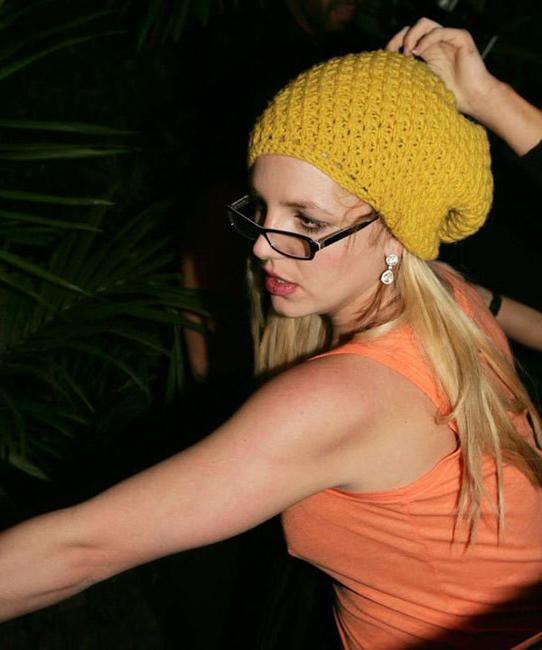 15P Britney Spears shows her shaved pussy in public