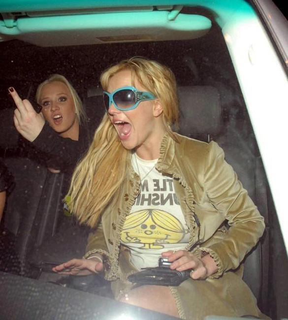 15P Britney Spears shows her shaved pussy in public