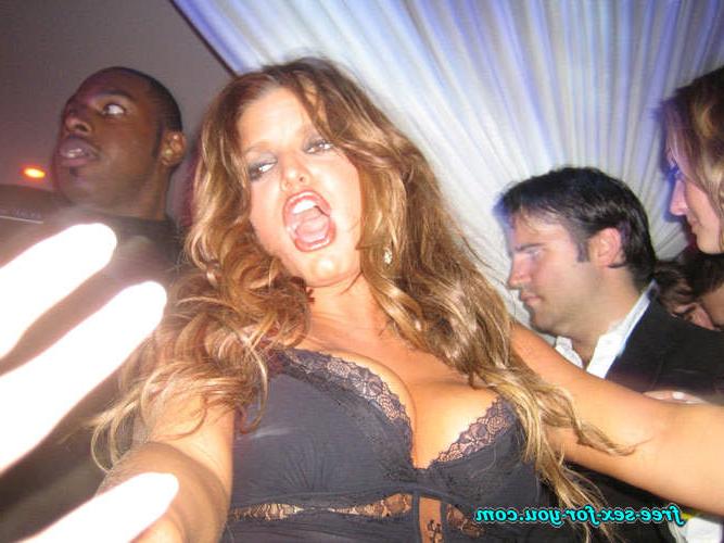 16P Jessica Simpson showing pussy and nipple slip paparazzi pictures