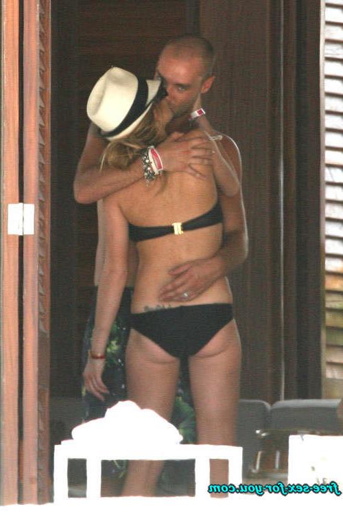 16P Lindsay Lohan nipple slip and bikini beach paparazzi pictures