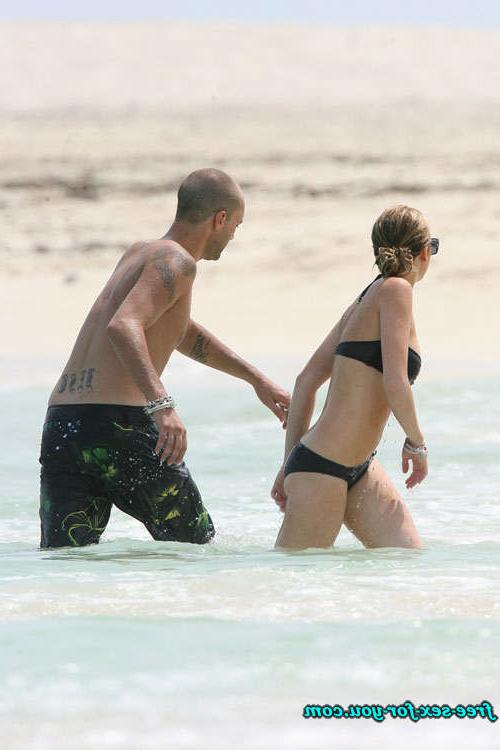 16P Lindsay Lohan nipple slip and bikini beach paparazzi pictures