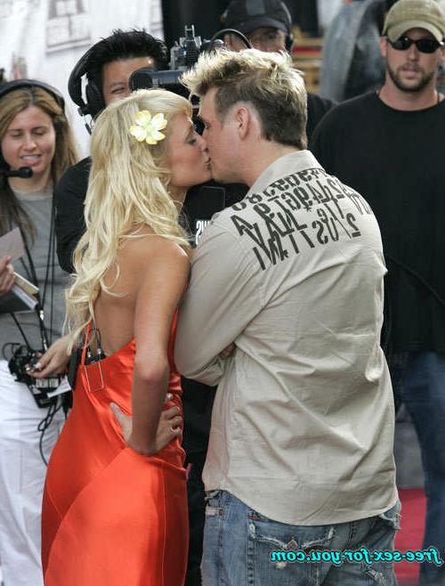 16P Paris Hilton flashing pussy and nipple slip paparazzi pictures