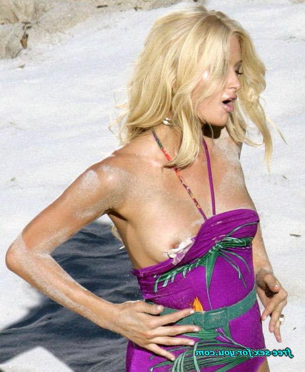 16P Paris Hilton flashing pussy and nipple slip paparazzi pictures