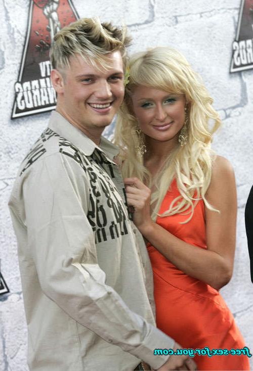 16P Paris Hilton flashing pussy and nipple slip paparazzi pictures