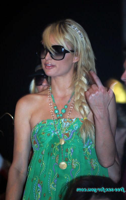 16P Paris Hilton posing sexy in solarium and nipple slip photos