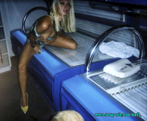 16P Paris Hilton posing sexy in solarium and nipple slip photos