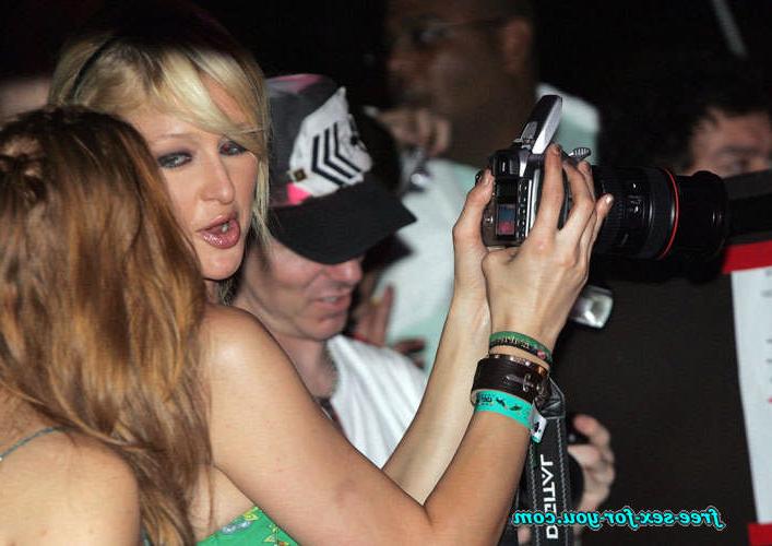 16P Paris Hilton posing sexy in solarium and nipple slip photos