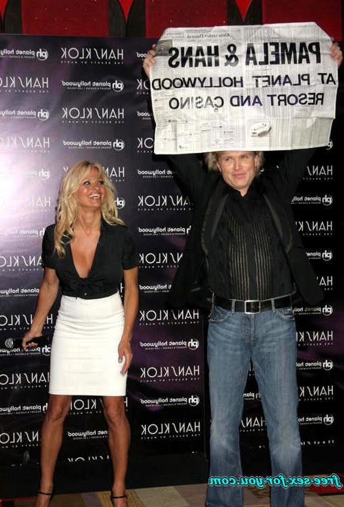 16P Pamela Anderson showing big tits and nipple slip paparazzi pics