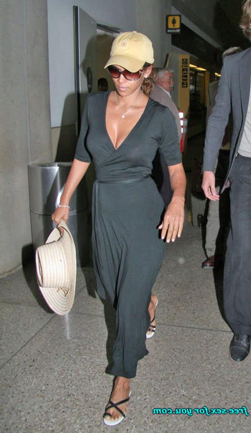 16P Halle Berry show thong in see thru dress and tit slip pics