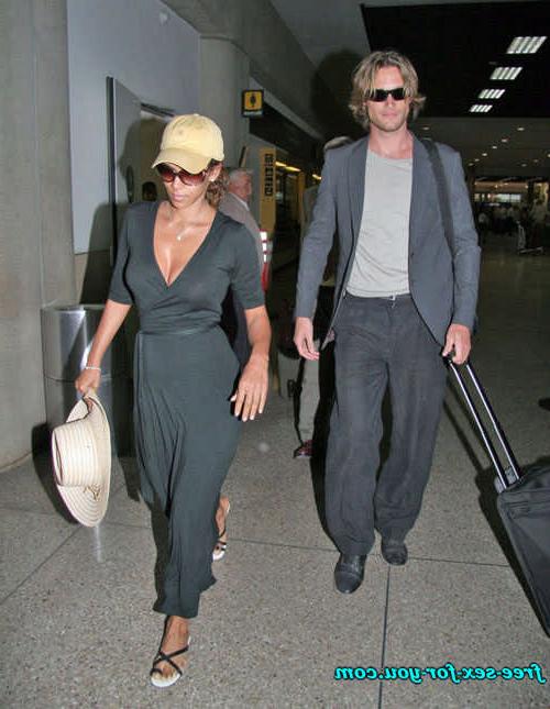 16P Halle Berry show thong in see thru dress and tit slip pics