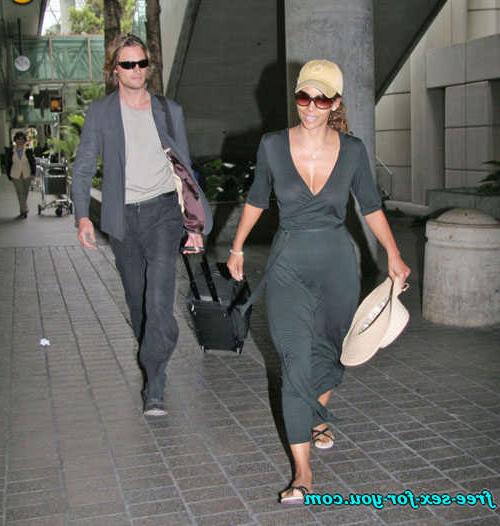 16P Halle Berry show thong in see thru dress and tit slip pics