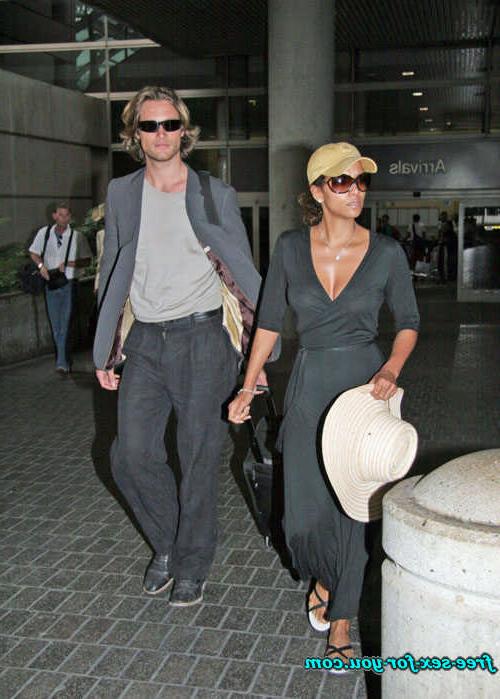 16P Halle Berry show thong in see thru dress and tit slip pics