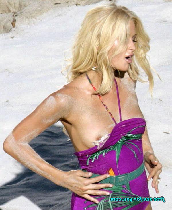 16P Paris Hilton showing pussy and nipple slip paparazzi photos