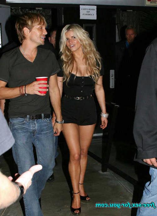 16P Jessica Simpson nipple slip and upskirt paparazzi pictures