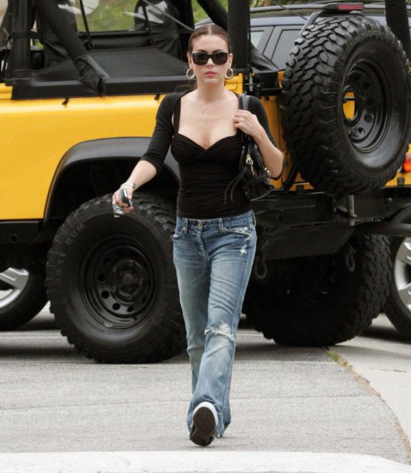 16P Alyssa Milano zeigt Paparazzi-Bilder von Muschi, Titten und Dekolleté