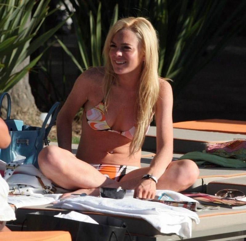 16P Lindsay Lohan nipple slip paparazzi pictures and sexy posing