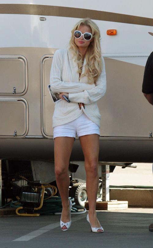 16P Paris Hilton pussy slip paparazzi pictures and sexy posing