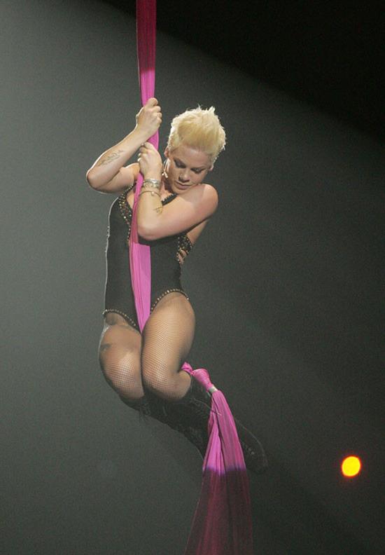 16P Singer Pink pissing in public and sexy concert pictures