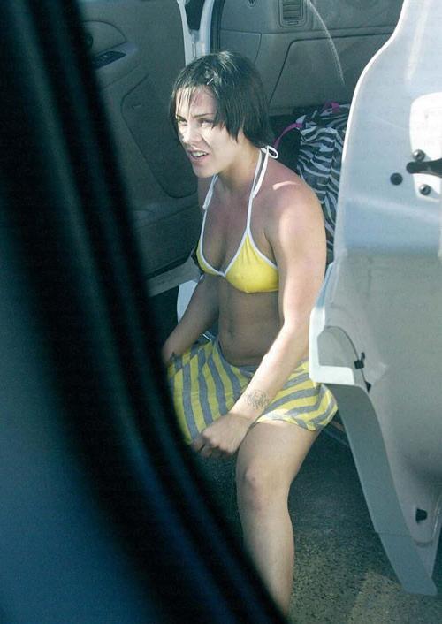 16P Singer Pink pissing in public and sexy concert pictures