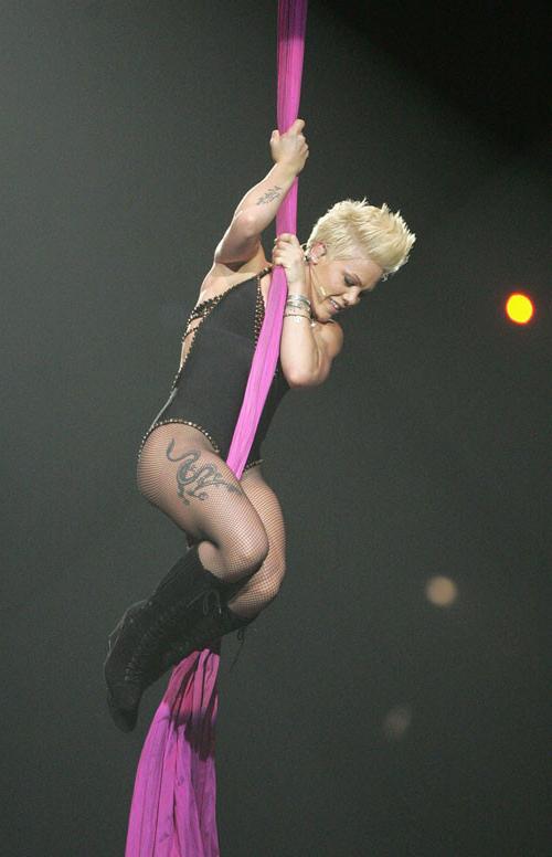 16P Singer Pink pissing in public and sexy concert pictures