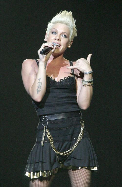 16P Singer Pink pissing in public and sexy concert pictures