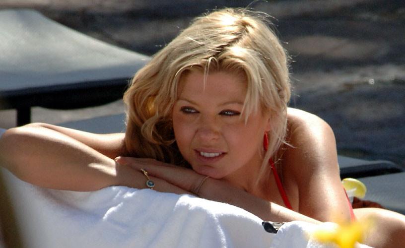 16P Tara Reid in red bikini and nipple slip paparazzi pictures