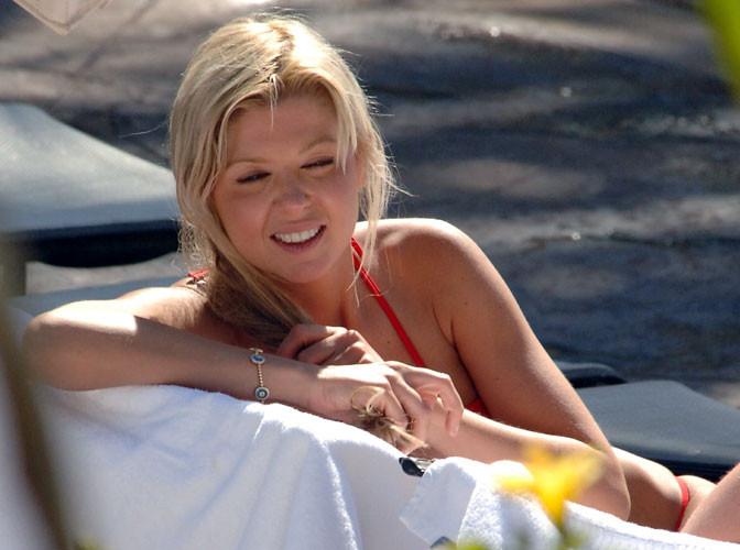 16P Tara Reid in red bikini and nipple slip paparazzi pictures