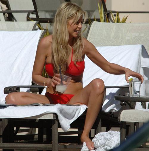 16P Tara Reid in red bikini and nipple slip paparazzi pictures
