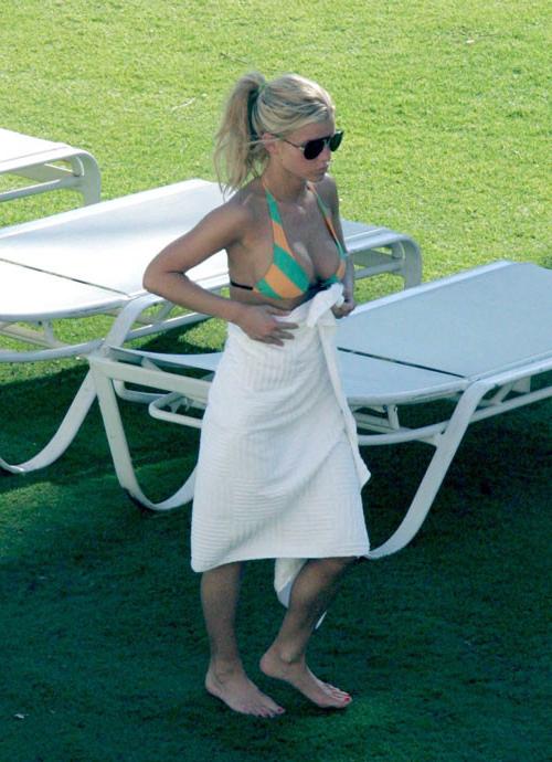 16P Jessica Simpson nipple slip and bikini paparazzi pictures