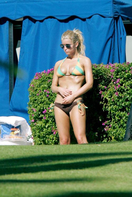 16P Jessica Simpson nipple slip and bikini paparazzi pictures