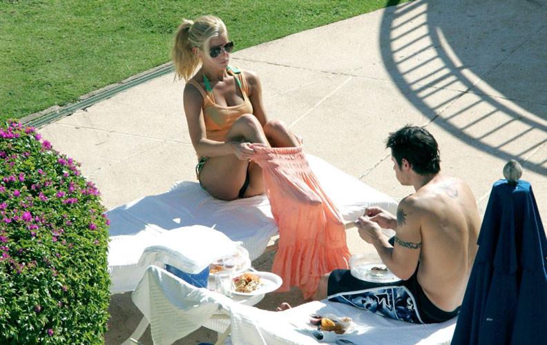 16P Jessica Simpson nipple slip and bikini paparazzi pictures