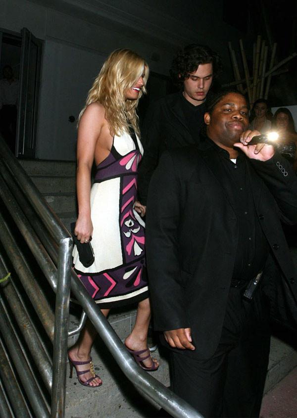 16P Jessica Simpson tit slip paparazzi pictures and sexy posing