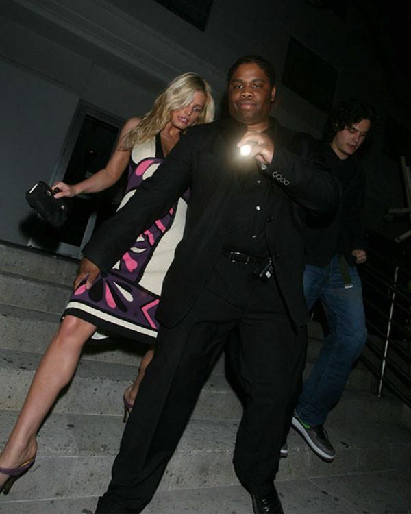 16P Jessica Simpson tit slip paparazzi pictures and sexy posing