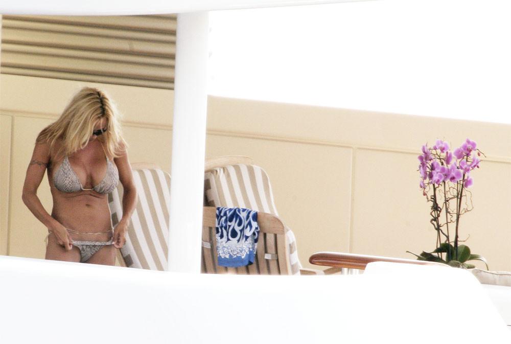 16P Pamela Anderson exposed tits and nipple slip paparazzi pictures
