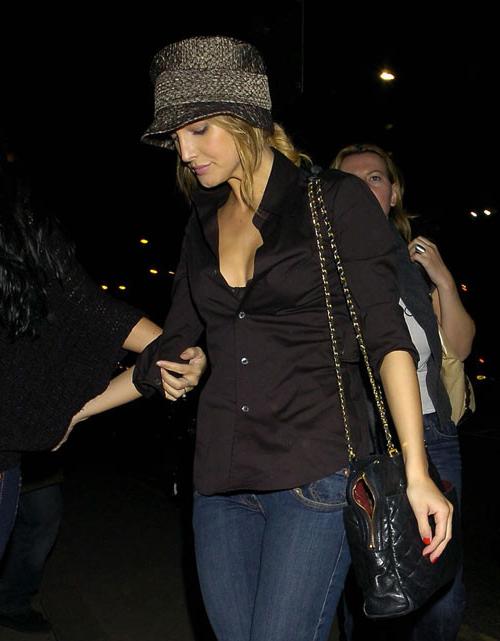 16P Ashlee Simpson nipple slip and upskirt paparazzi pictures