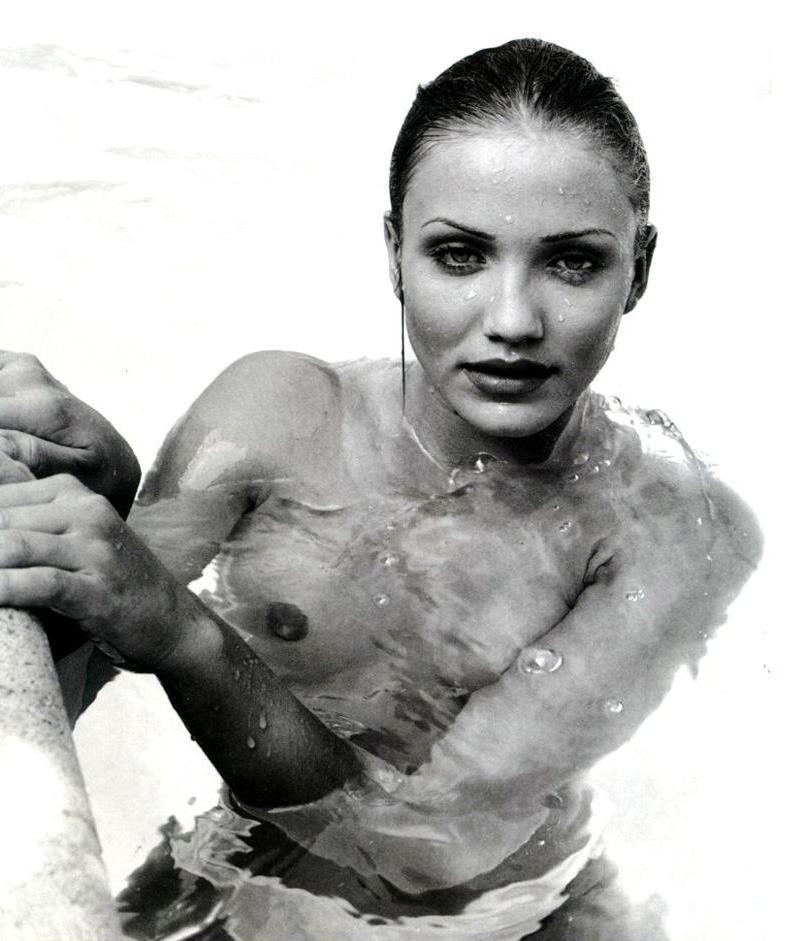 16P Cameron Diaz posing sexy in pool and nipple slip pictures
