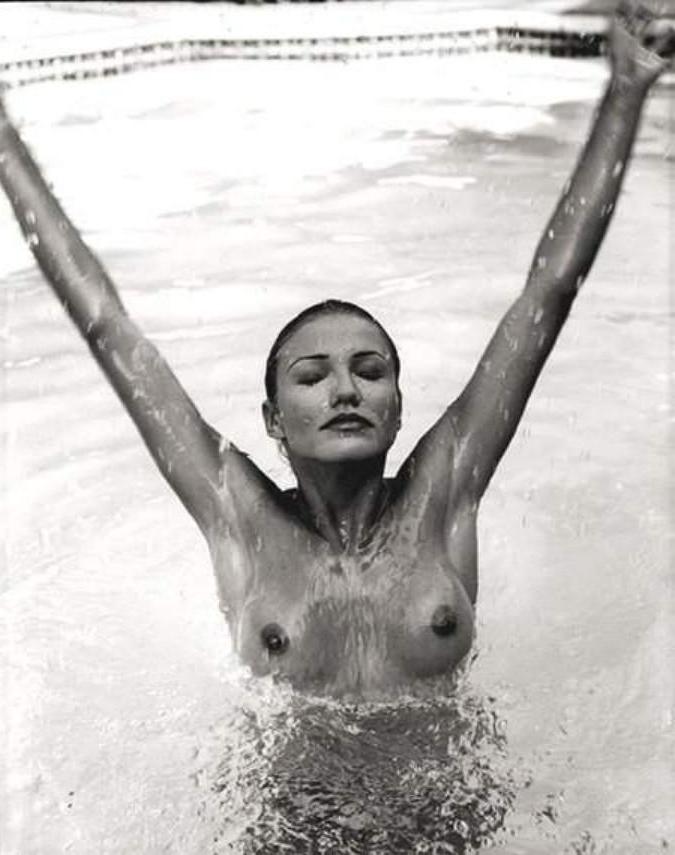 16P Cameron Diaz posing sexy in pool and nipple slip pictures