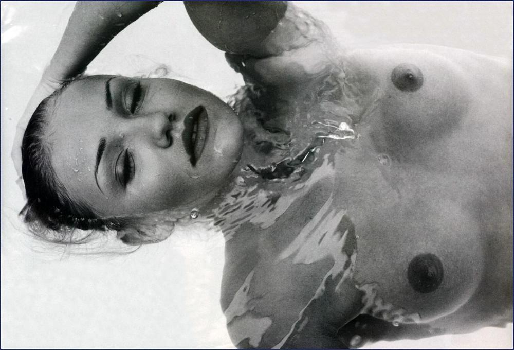 16P Cameron Diaz posing sexy in pool and nipple slip pictures