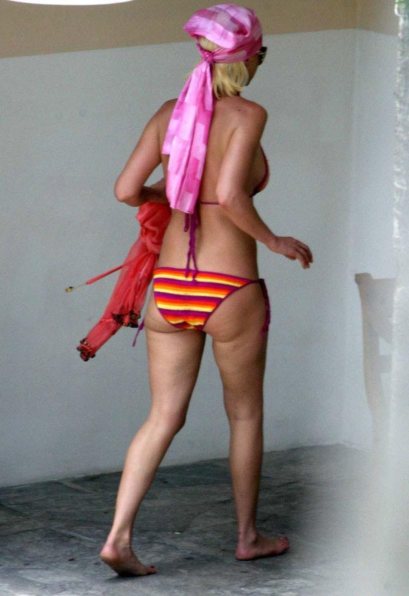 16P Tara Reid Oops nipple slip pictures and paparazzi pictures