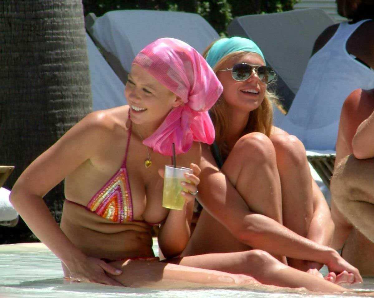 16P Tara Reid Oops nipple slip pictures and paparazzi pictures
