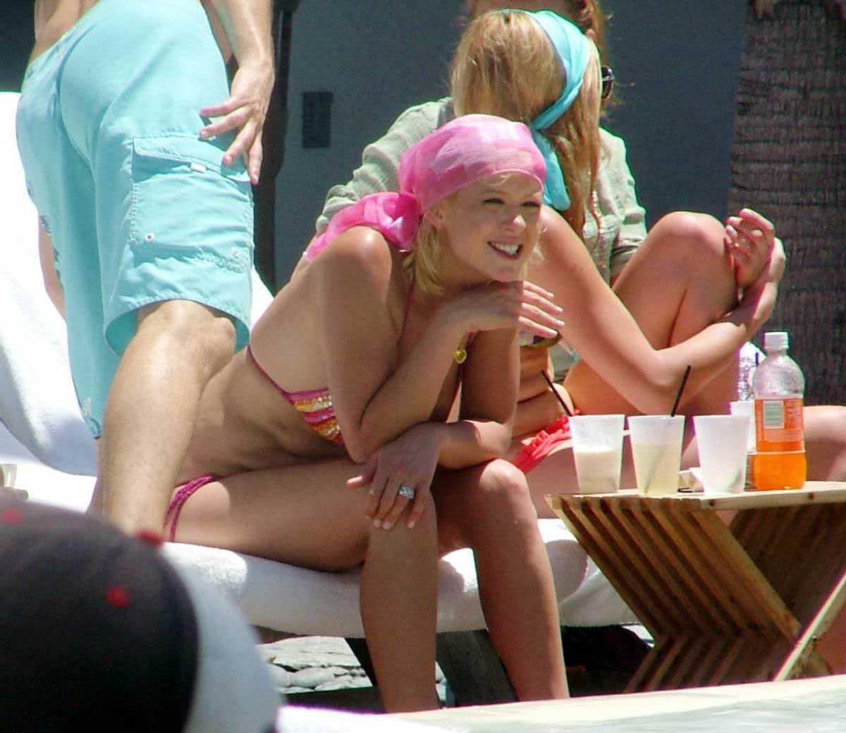 16P Tara Reid Oops nipple slip pictures and paparazzi pictures