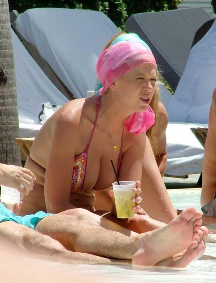 16P Tara Reid Oops nipple slip pictures and paparazzi pictures