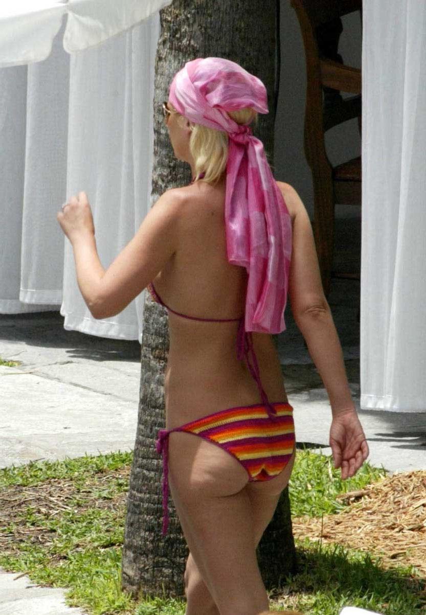 16P Tara Reid Oops nipple slip pictures and paparazzi pictures