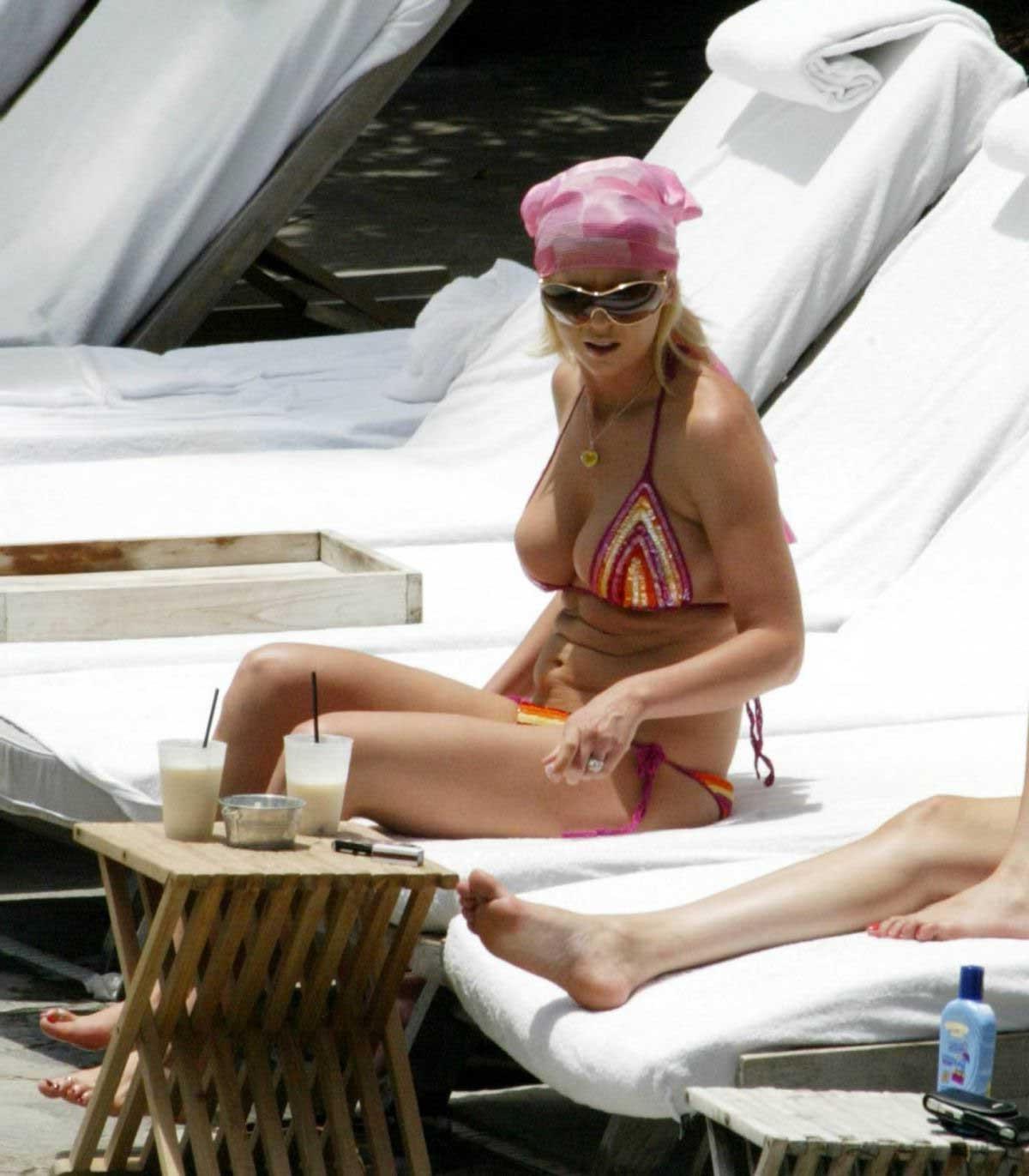 16P Tara Reid Oops nipple slip pictures and paparazzi pictures