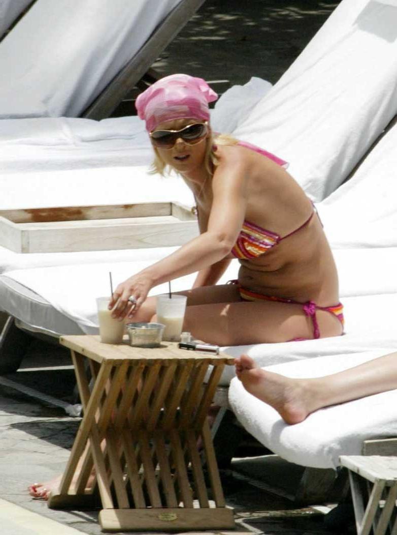 16P Tara Reid Oops nipple slip pictures and paparazzi pictures