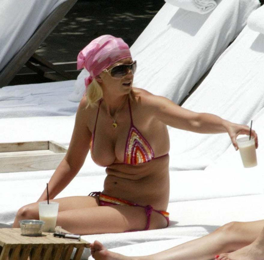 16P Tara Reid Oops nipple slip pictures and paparazzi pictures