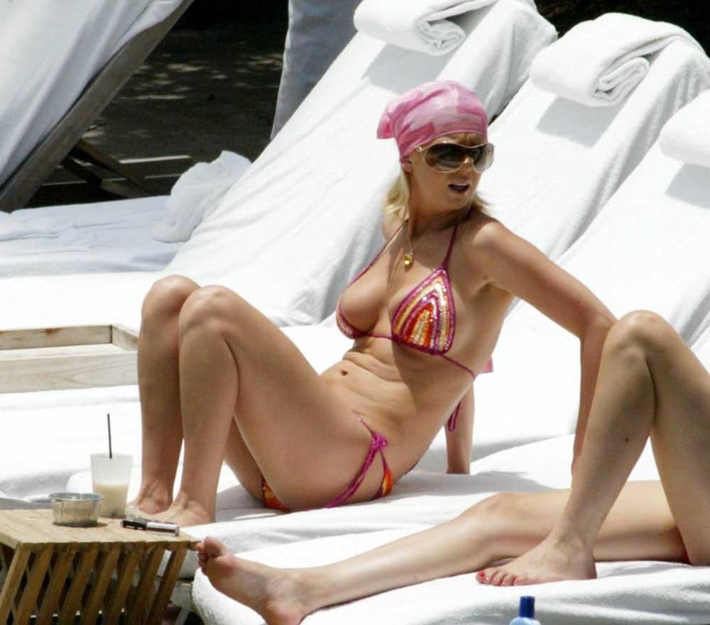 16P Tara Reid Oops nipple slip pictures and paparazzi pictures