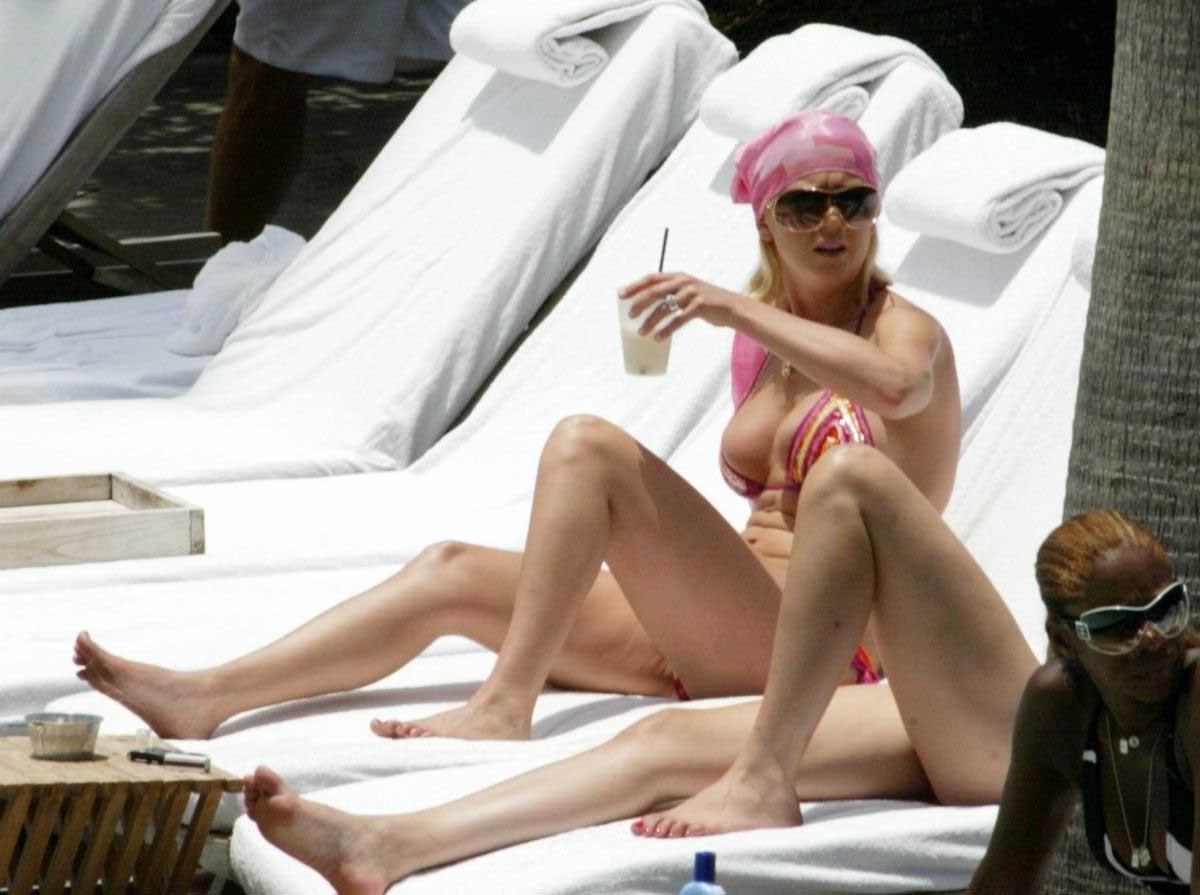 16P Tara Reid Oops nipple slip pictures and paparazzi pictures