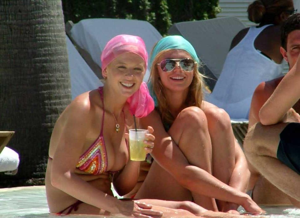 16P Tara Reid Oops nipple slip pictures and paparazzi pictures